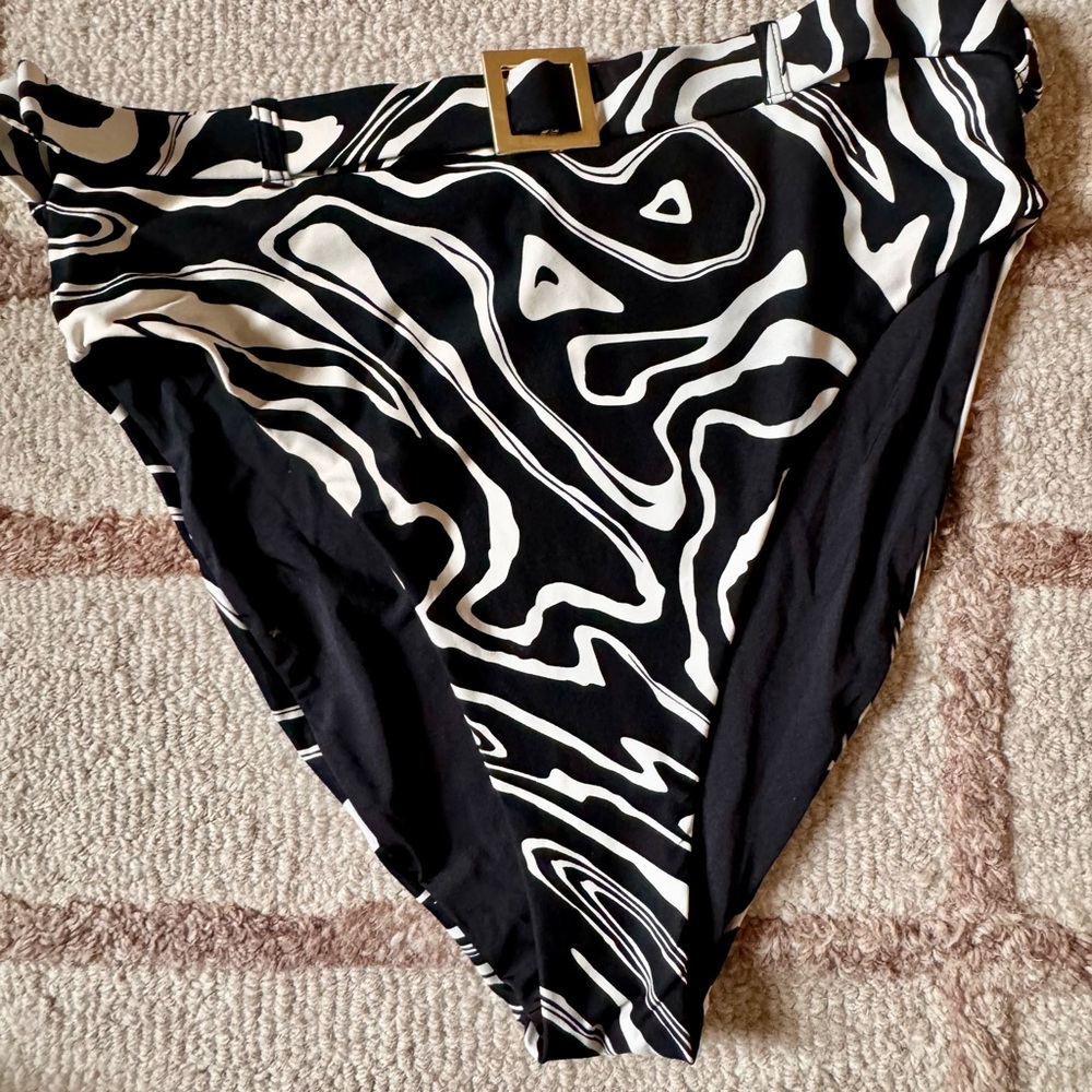 WeWoreWhat Black & White Swirl Bottom - Size M